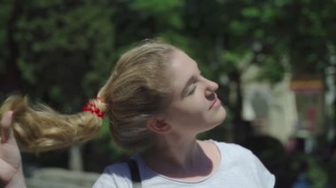 Kız saç yavaş hareket çözülür