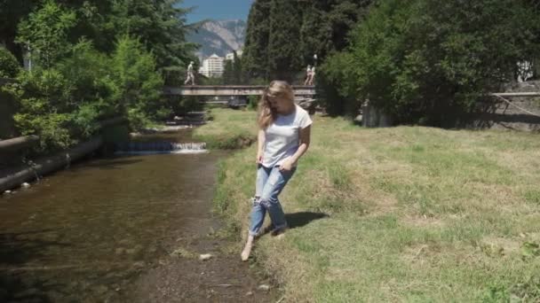 Fille Rafraîchit Les Jambes Dans Rivière — Video