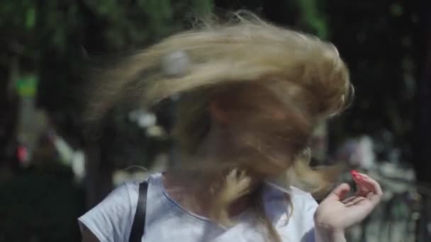 Meisje Ontwikkelt Haar Wind Slow Motion — Stockvideo