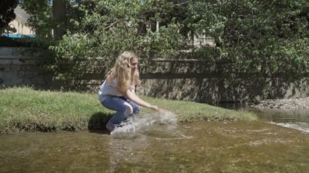 Meisje Spetteren Van Water Uit Rivier Slow Motion — Stockvideo