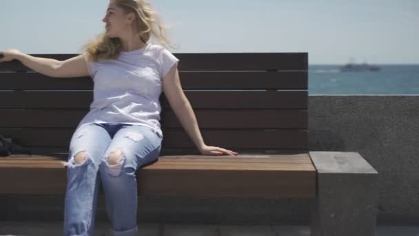女孩在长凳上休息 — 图库视频影像
