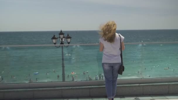 女孩欣赏大海4K — 图库视频影像