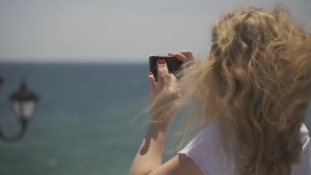 女孩在海里拍一条船 — 图库视频影像
