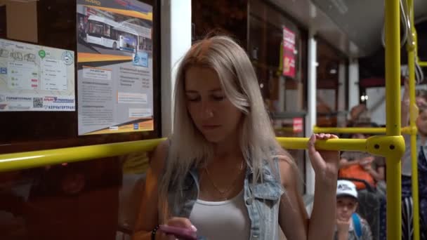 Chica en la noche en transporte público 4k — Vídeo de stock