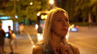 Kız otobüs durağı4k duruyor