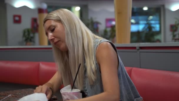 Девушка в кафе быстрого питания 4k — стоковое видео