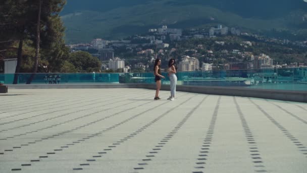 Duas Meninas Morena Bonita Óculos Sol Dançando Fundo Cidade Montanhas — Vídeo de Stock