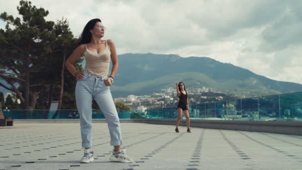 Dos Guapas Chicas Morenas Gafas Sol Una Cerca Otra Bailando — Vídeos de Stock