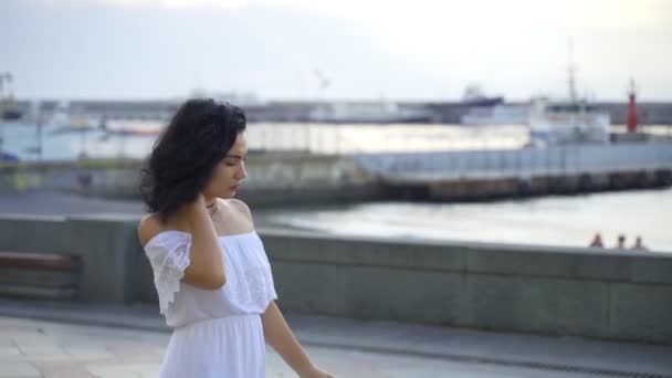 Hermosa chica tártara en vestido blanco — Vídeos de Stock
