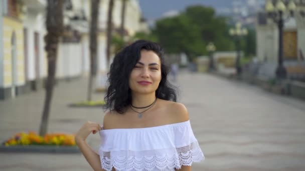 Mooie Tatar meisje in witte jurk — Stockvideo