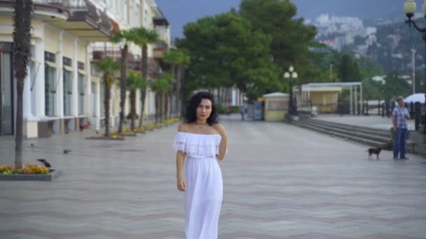 Hermosa chica tártara en vestido blanco — Vídeos de Stock