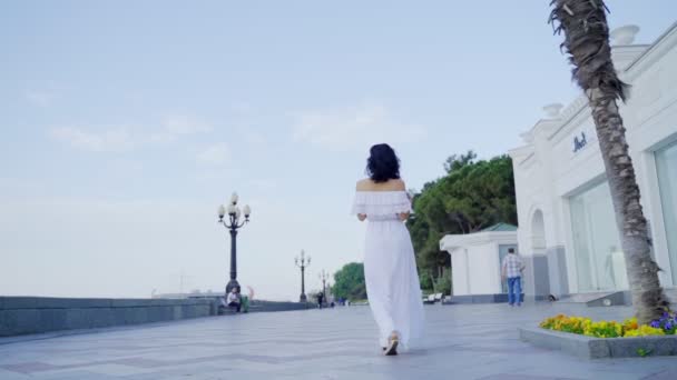 Красивая татарская девушка в белом платье — стоковое видео