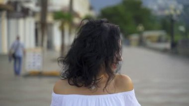 Beyaz elbiseli güzel tatar kız