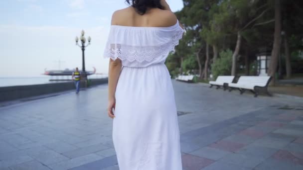 Hermosa chica tártara en vestido blanco — Vídeos de Stock