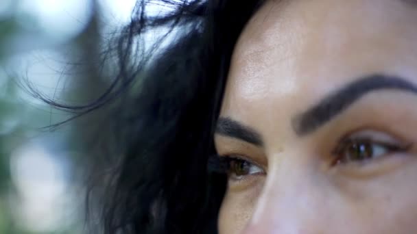 Καστανά μάτια ενός κοριτσιού Τατάρ Κλείστε — Αρχείο Βίντεο