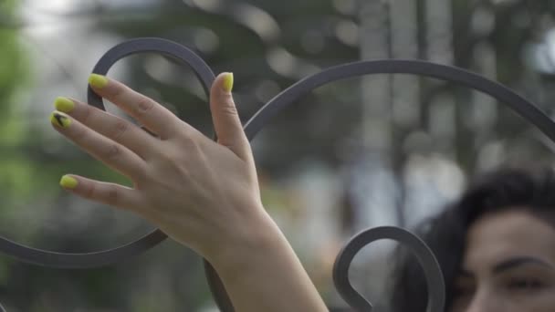 Belle fille tatare se tient près du gazebo en métal — Video