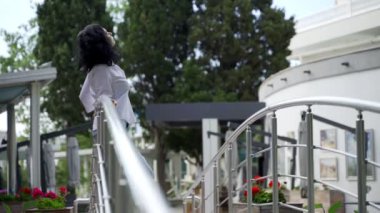 Güzel kız Tatar köprüde poz