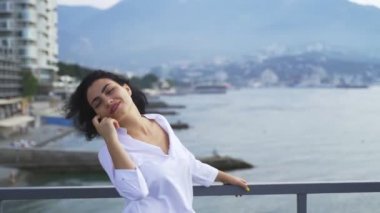 Güzel kız Tatar deniz kenarında poz