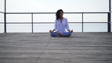 Güzel Tatar kız lotus pozisyonda oturan