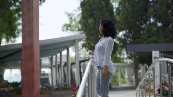 Όμορφο κορίτσι Τατάρ ποζάρει στη γέφυρα — Αρχείο Βίντεο