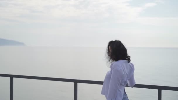 Vacker flicka tatariska poserar nära havet — Stockvideo