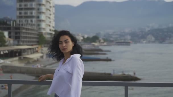 Красива дівчина Татарська позує біля моря — стокове відео