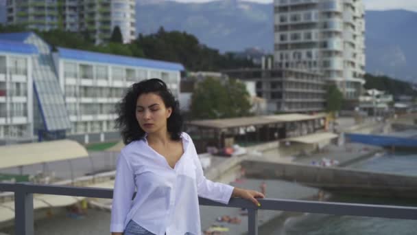 Hermosa chica tártara posando cerca del mar — Vídeos de Stock