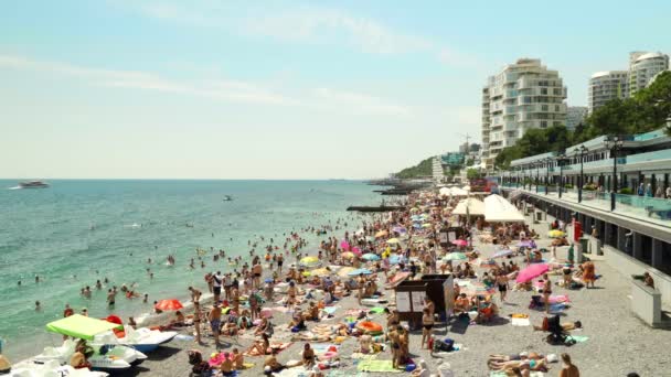 夏天的海滩很多人在海里游泳和玩乐，船和船在雅尔塔航行4k — 图库视频影像