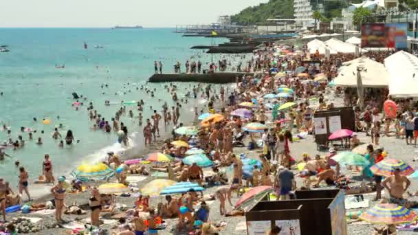 Playa en el verano mucha gente nada y se divierten en el mar, barcos y barcos navegan 4k time lapse en Yalta — Vídeos de Stock