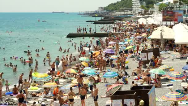 Playa en el verano mucha gente nada y se divierten en el mar, barcos y barcos navegan 4k en Yalta — Vídeos de Stock
