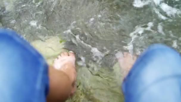 Die Füße Der Männer Werden Von Meereswellen Gewaschen Aus Der — Stockvideo