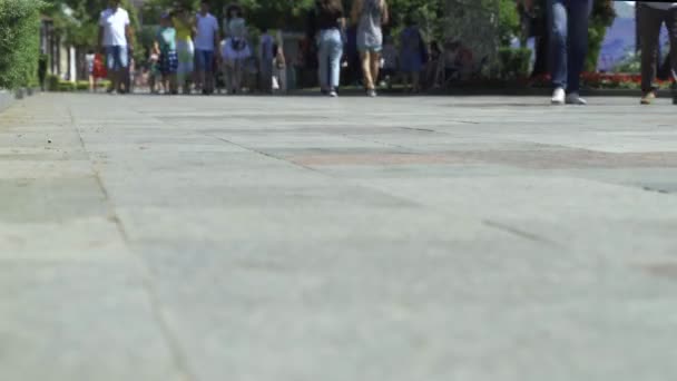 Füße Von Menschen Fuß Entlang Der Promenade Von Yalta Einem — Stockvideo