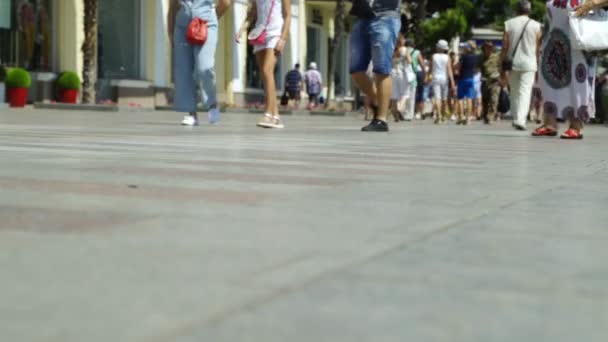 晴れた夏の日4Kにヤルタの遊歩道に沿って歩く人々の足 スクーターに乗る ベビーカー — ストック動画