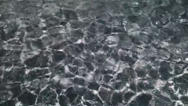 Transparant Water Wordt Verlicht Door Zon Het Creëren Van Mooie — Stockvideo