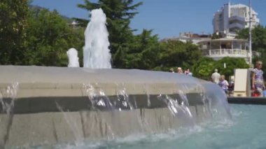 Şehir küçük çalışma çeşme sıcak yaz 4k insanların arka planına karşı yürüyüş