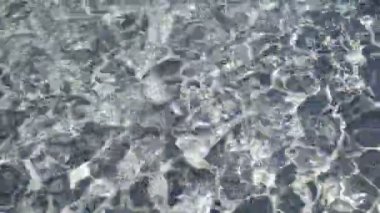Şeffaf su güzel desenler 4k yavaş hareket oluşturarak güneş tarafından aydınlatılır