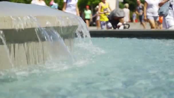 Stadt Kleiner Brunnen Der Stadt Heißen Sommer Vor Dem Hintergrund — Stockvideo