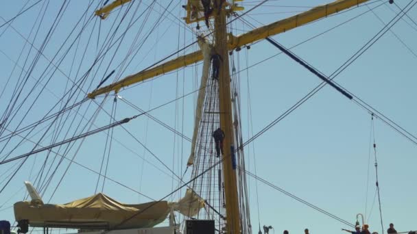 Моряки Спускаются Спичке Красивом Парусном Корабле Порту — стоковое видео