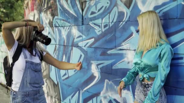 Fille Blonde Pose Pour Une Fille Photographe Mur Avec Graphitti — Video