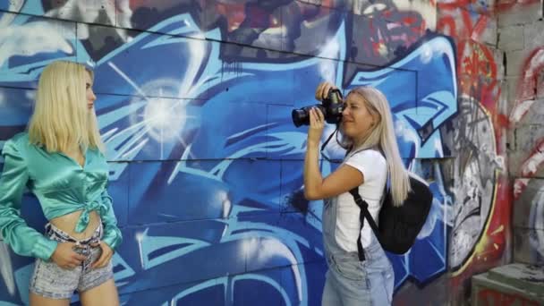 Chica Rubia Posa Para Una Fotógrafa Pared Con Grafitti Verano — Vídeos de Stock