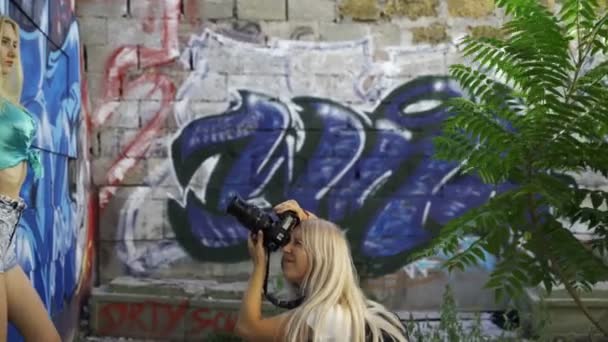 Blondes Mädchen Posiert Sommer Der Stadt Für Eine Fotografin Der — Stockvideo