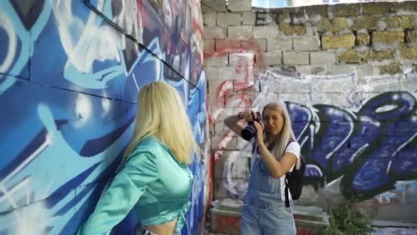 Blondýnka Představuje Pro Dívku Fotografa Zdi Grafittim Létě Městě Krásná — Stock video