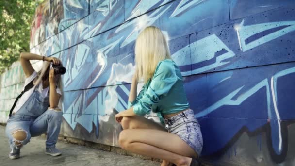 Блондинка Позує Дівчину Фотографа Біля Стіни Графіті Влітку Місті Красива — стокове відео