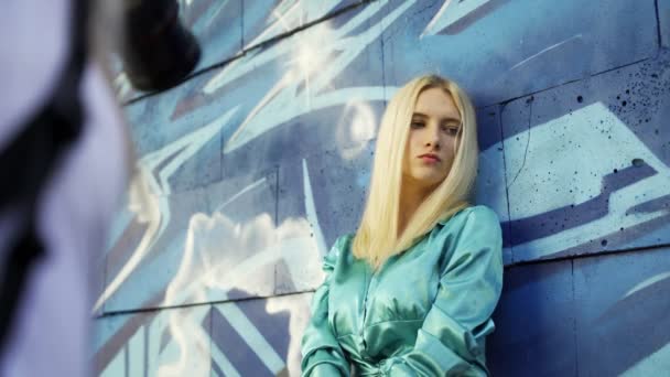 Chica Rubia Posa Para Una Fotógrafa Pared Con Grafitti Verano — Vídeos de Stock