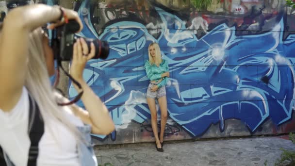Chica Rubia Posa Para Una Fotógrafa Pared Con Grafitti Verano — Vídeos de Stock