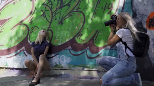Blond Flicka Poserar För Flicka Fotograf Väggen Med Graphitti Sommaren — Stockvideo