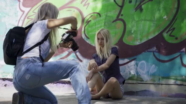Menina Loira Posa Para Uma Fotógrafa Menina Parede Com Graphitti — Vídeo de Stock