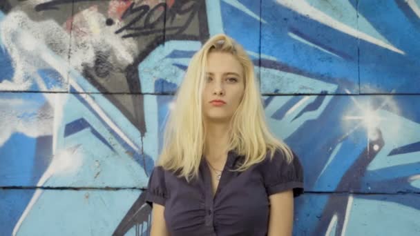 Молодая Блондинка Позирует Фоне Стены Графитти Видеосъемка Замедленное Движение — стоковое видео