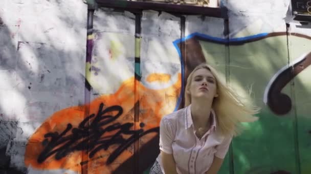 Young Blonde Girl Posing Background Wall Grafitti Video Session Slow — Stock Video