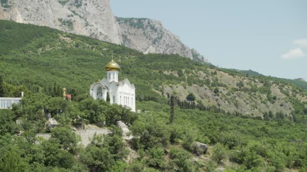 Kostel v horách na pozadí skal — Stock video